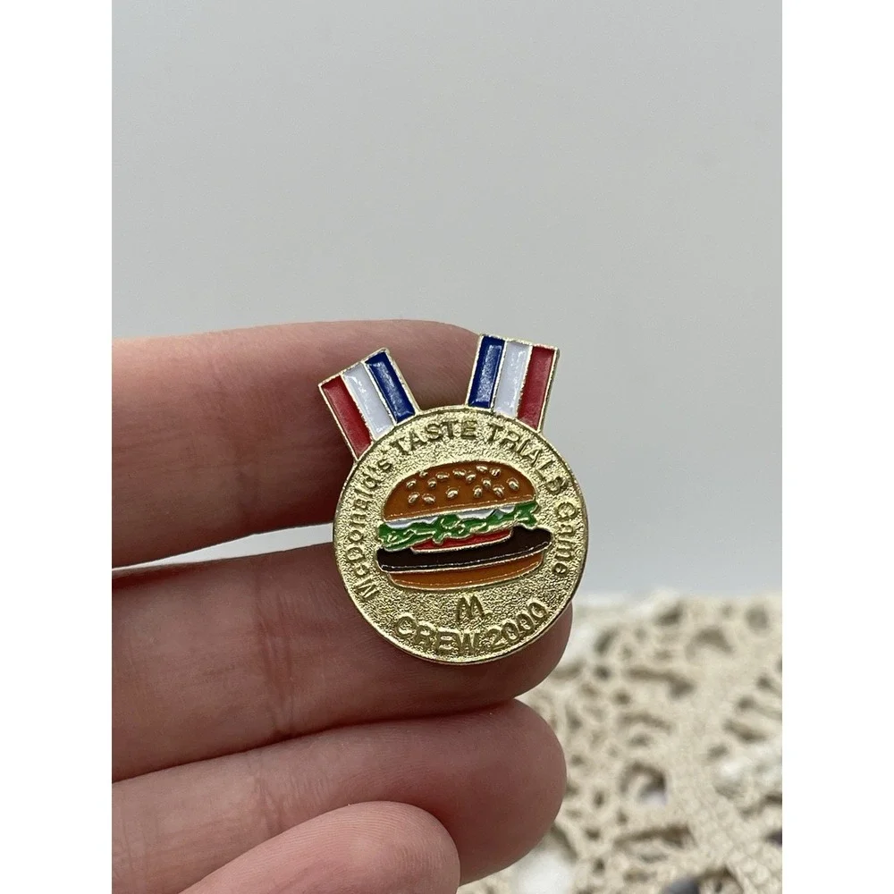 McDonald's Crew Employee Pin - Taste Trials Game Crew 2000‎ Burger Award Ribbon
